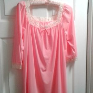 🎀VINTAGE Pink Nylon Long Nightgown🎀